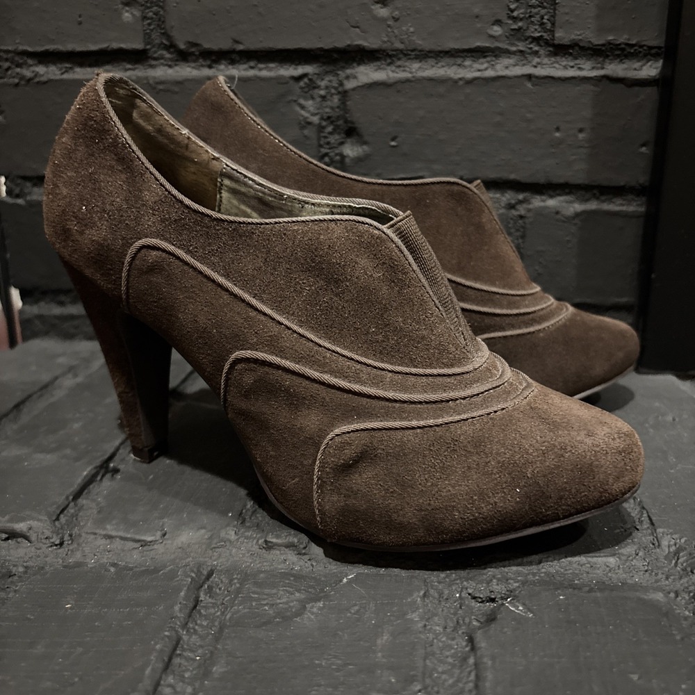 Steve‎ Madden Booties Women 7.5M Brown Suede Shooties Stiletto Heel Piping Trim